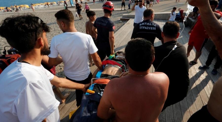 Falezlerden atlayıp ağır yaralanan gencin tedavisi sürüyor