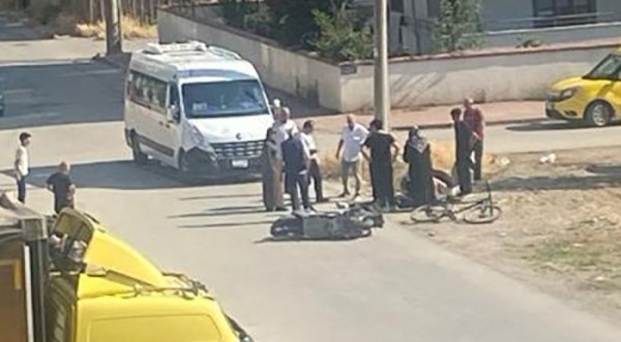 Bursa'da servis minibüsüyle çarpışan motosikletli yaralandı