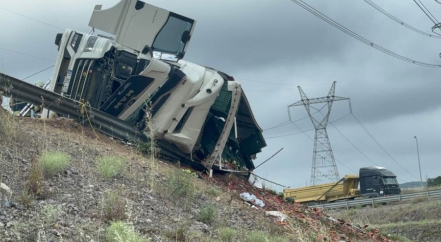 Kocaeli'nde kaza! Karpuz yüklü tır devrildi: Ölü ve yaralılar var