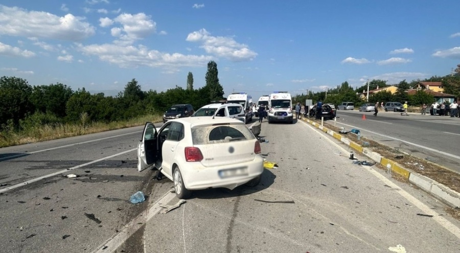 İki otomobil çarpıştı: 1 ölü, 3 yaralı