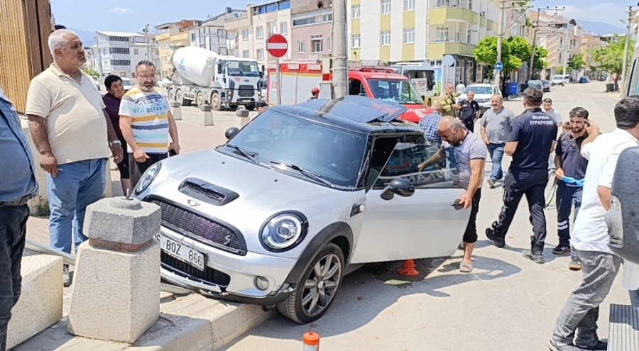 Bursa'da direksiyon başında epilepsi nöbeti geçiren sürücü bariyerlere çarparak durabildi!
