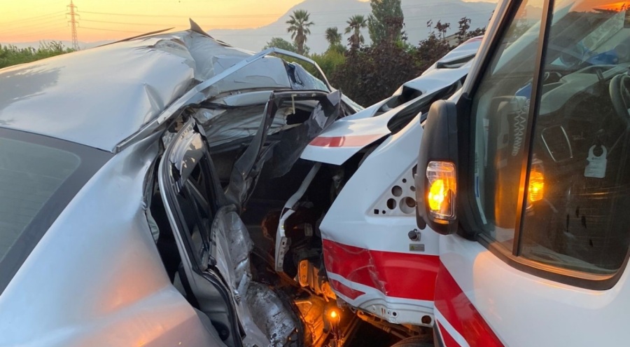 Bursa'da ambulans ile çarpışan otomobilde can pazarı!