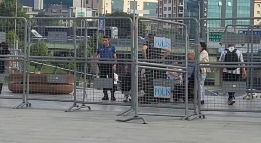 İstanbul'da adliye meydanındaki bariyerler 2 personelin üzerine devrildi