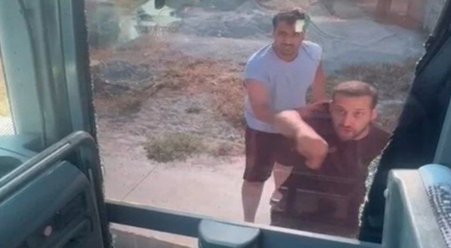 Aydın'da magandalar tur otobüsünün önünü kesip taşladı!