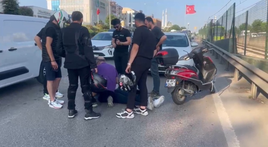 Bursa'da trafikte akrobasi kazayla bitti! Motosikletliler birbirine çarptı
