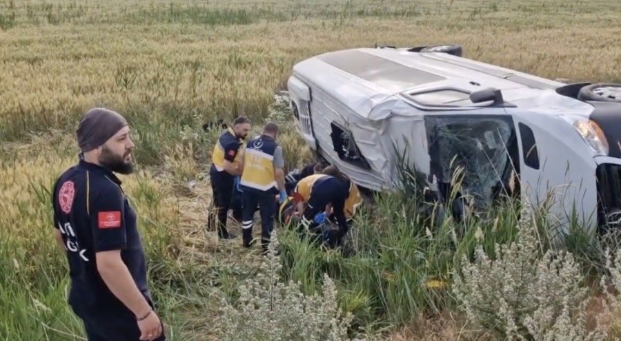 Düğün dönüşü minibüs şarampole devrildi! 17 kişi yaralandı