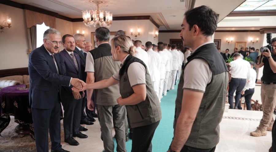 Bursa protokolü valilik binasında bayramlaştı