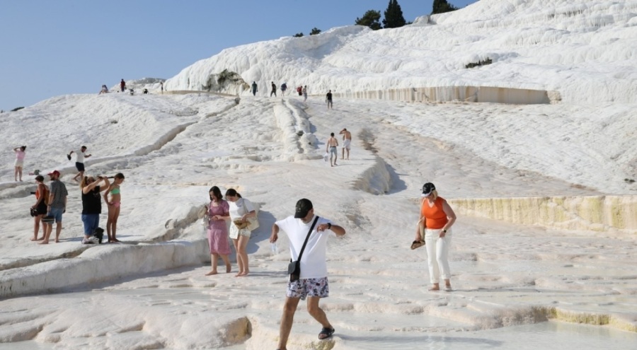 Pamukkale'yi bayram tatilinde 53 binden fazla turist ziyaret etti