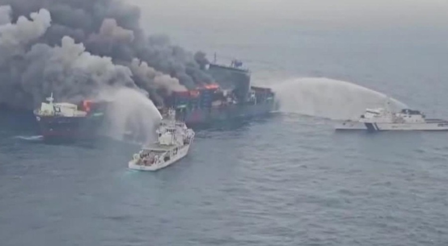 Hindistan açıklarındaki yük gemisinde patlama: 4 görevli kayıp