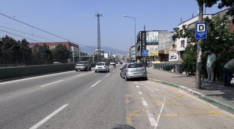 Bursa'da seyir halindeki otomobilin tekeri fırladı!