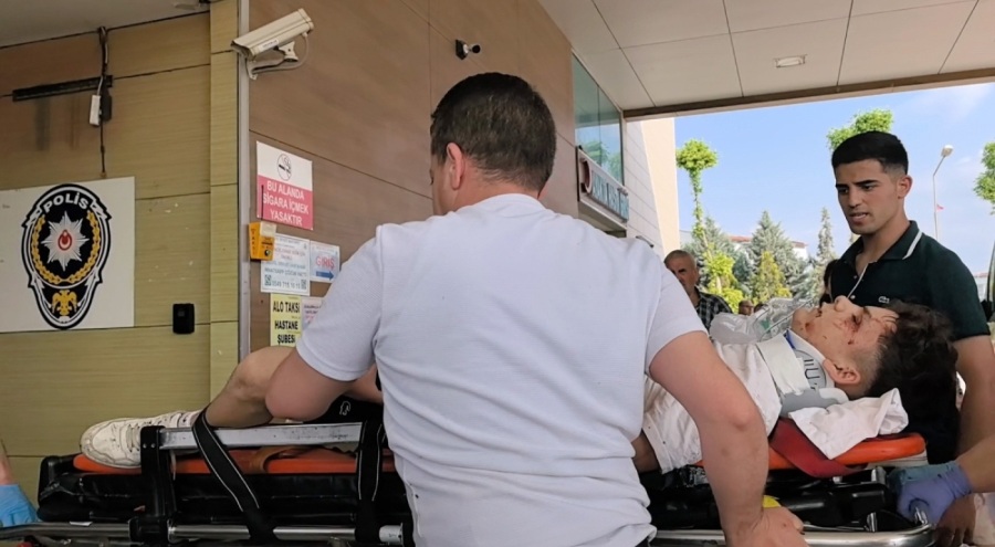 Bursa'da otomobile çarpan motosikletliler ağır yaralandı