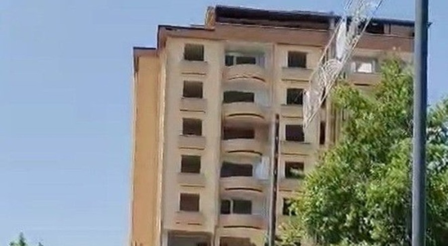 Gaziantep'te ağır hasarlı bina kontrollü şekilde yıkıldı