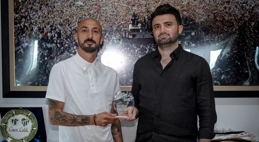 Bursaspor'da kaptan Ahmet İlhan Özek ile yollarını ayırdı