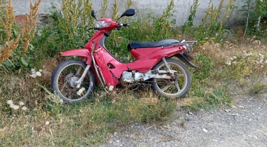 Motosiklet otomobille çarpıştı! 2 çocuk yaralandı