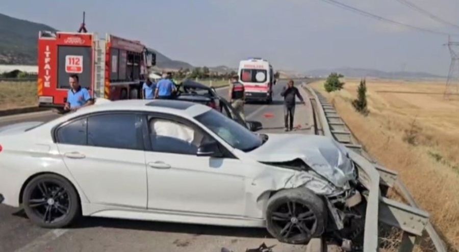 İki otomobil çarpıştı: Ölü ve yaralılar var