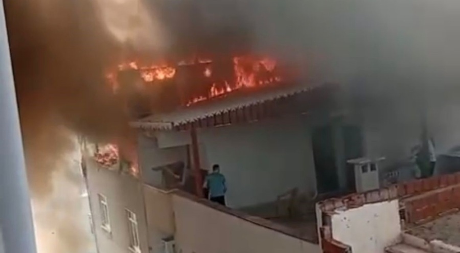Bursa'da 3 katlı binanın çatı katı alevlere teslim oldu