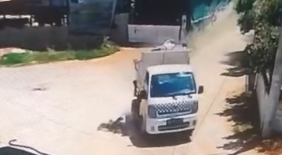 Çöp toplama aracından düşen işçi ağır yaralandı!