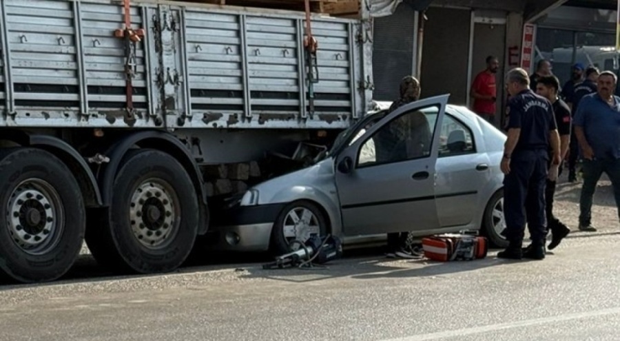 Otomobil tıra arkadan çarptı: 1 ölü, 1 yaralı