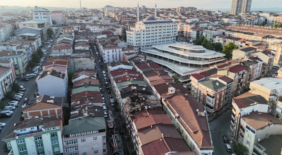 Çatı yangını yan binalara sıçradı