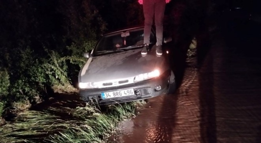 Su borusu patladı, araç suda sürüklendi