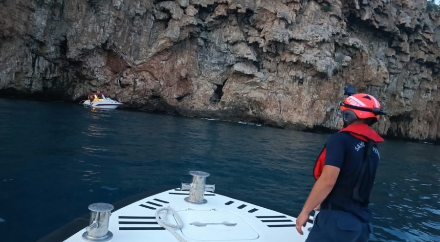 Falezlere doğru sürüklenen tekne son anda kurtarıldı