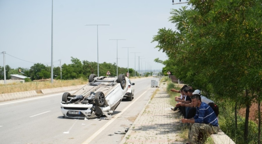 Hafif ticari araç ile otomobil çarpıştı! Çok sayıda yaralı
