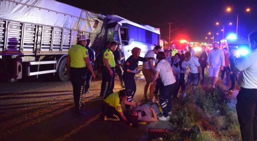 İşçi servisi tıra çarptı: 5'i ağır 20 yaralı