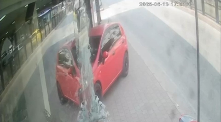 Otomobilin mağazaya daldığı anlar kamerada