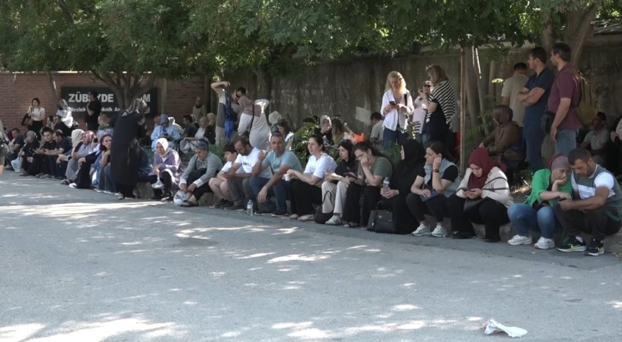Bursa'da LGS heyecanı! Onlar içeride, aileleri dışarıda ter döktü