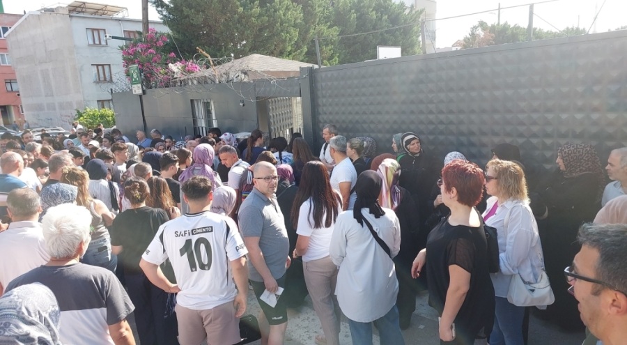 Bursa'da sınava giren çocuklarını görmek için yarıştılar