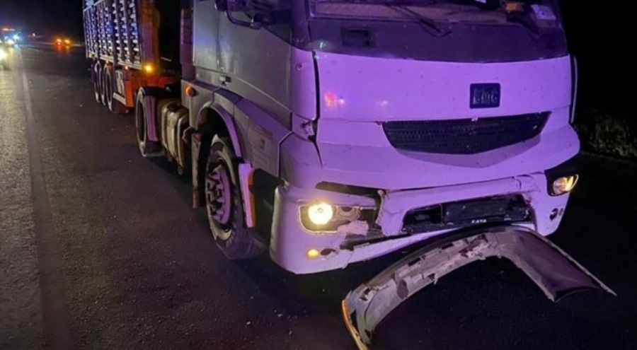 TIR otomobile arkadan çarptı: Dört yaralı