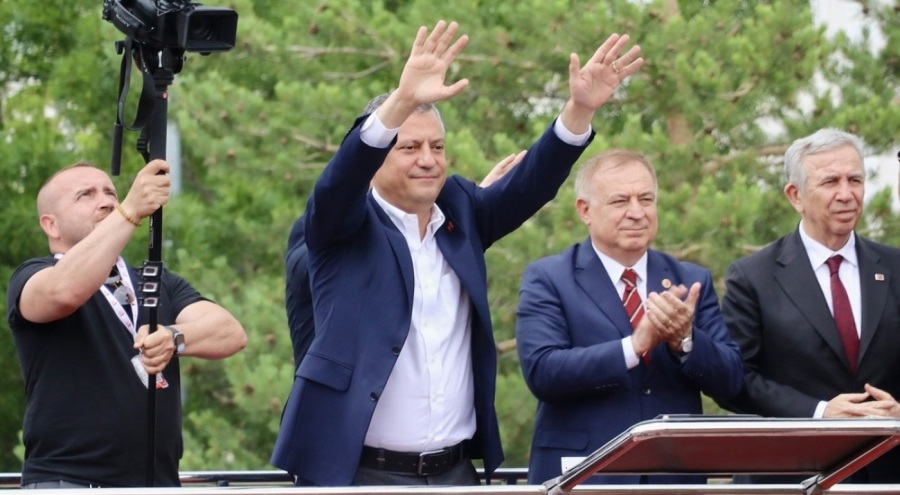 Özel, partisinin önceki Genel Başkanlarının Babalar Günü'nü kutladı