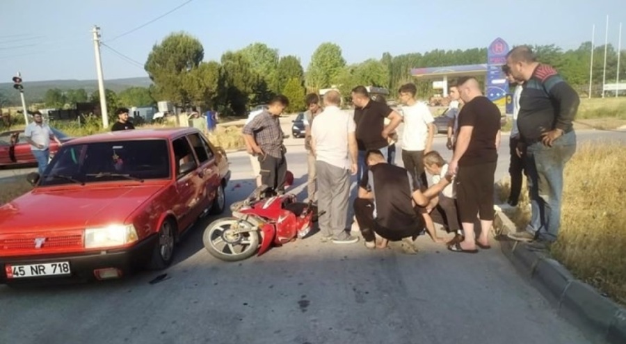 Otomobil ile motosiklet çarpıştı