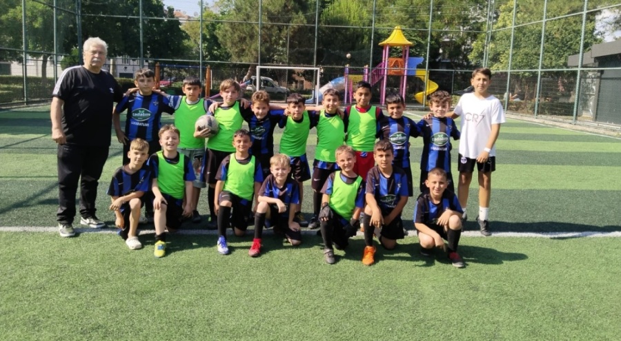 Nilüfer'de Karaman Balkanspor babaları halı saha turnuvasında bir araya getirdi