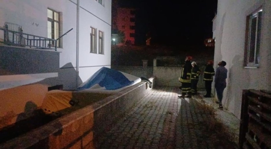 Binanın çatısına çıkıp yaşamına son vermeye çalıştı