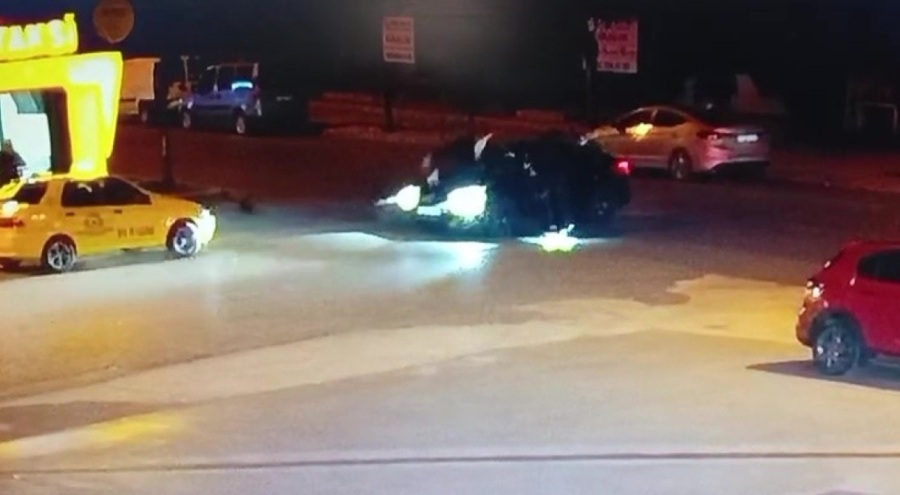 Motosiklet sürücüsü takla atıp otomobilin üzerine düştü