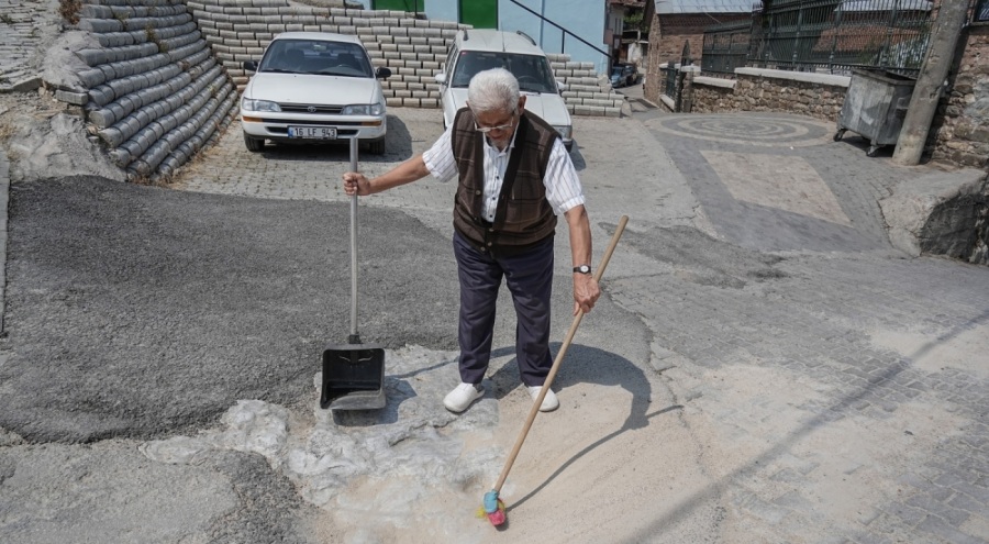 Bursa'da 452 yıllık izi, her gün göreviymiş gibi temizliyor