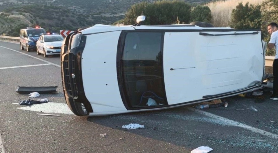 Devrilen hafif ticari araçtaki 1 kişi öldü, 4 kişi yaralandı