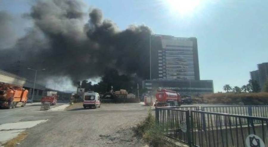 İzmir'de bir depoda çıkan yangın kontrol altına alındı