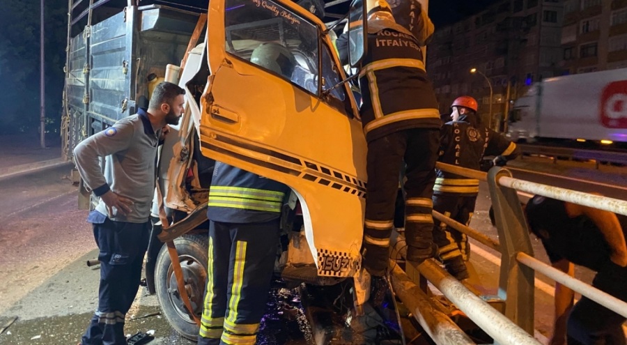 Yön levhasının direğine çarpan kamyonet kağıt gibi ezildi