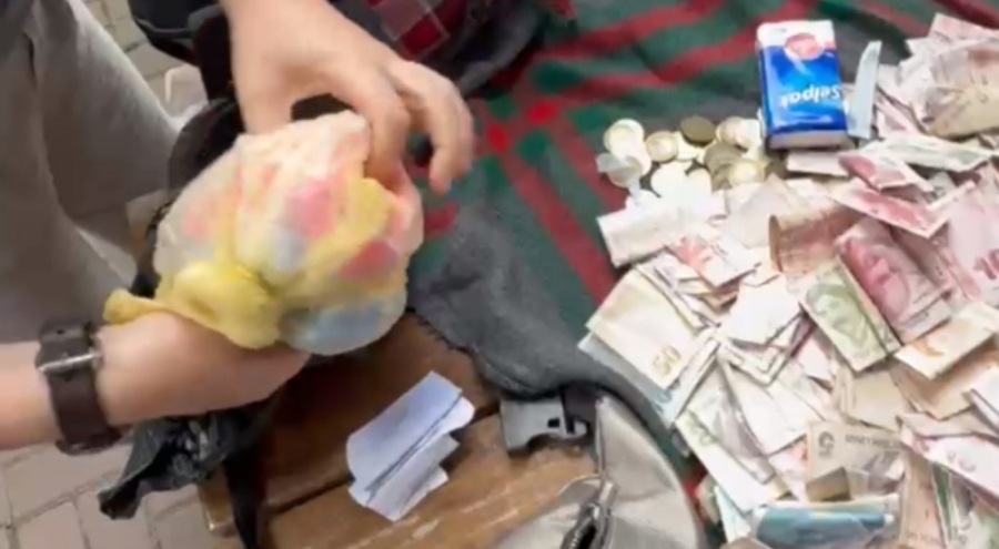 Dilencinin pazar arabasından 35 bin 985 TL ve 10 çeyrek altın çıktı