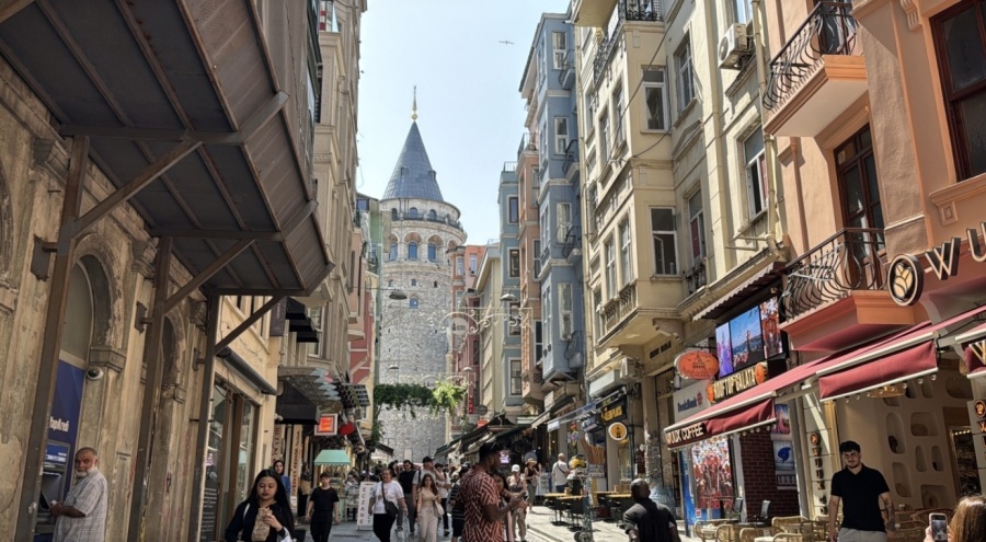 Galata Kulesi'nden düşen 22 yaşındaki genç hayatını kaybetti