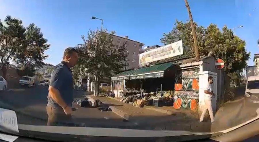 Otomobille çarpışan motosikletli havaya savruldu