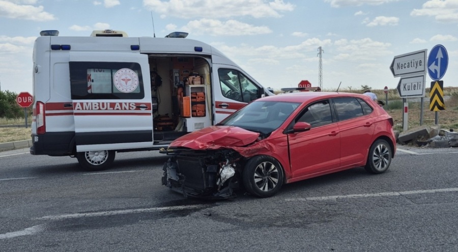 Çarpışan iki otomobildeki 3 kişi yaralandı