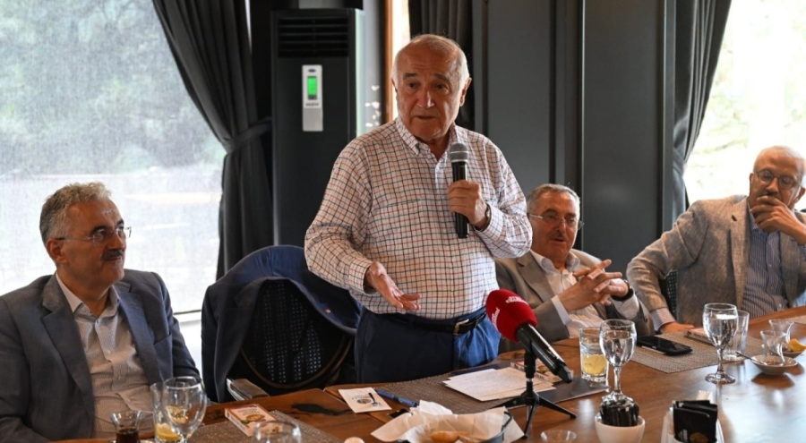 Eski TBMM Başkanı Cemil Çiçek, Bursa'da istişare ve tanışma toplantısına katıldı