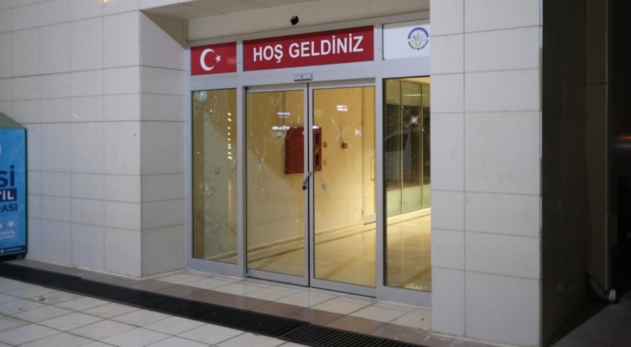 Osmaniye'de CHP'li belediyeye taşlı saldırı!