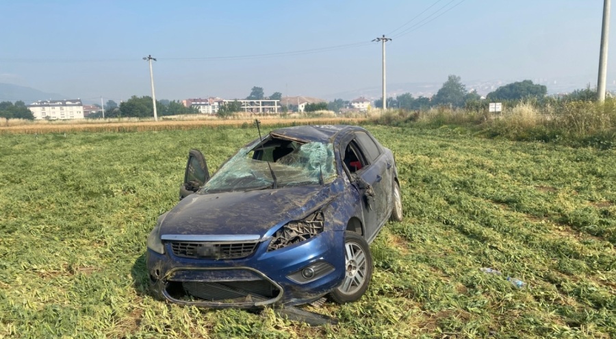 İnegöl'de kontrolden çıkan otomobil tarlaya uçtu