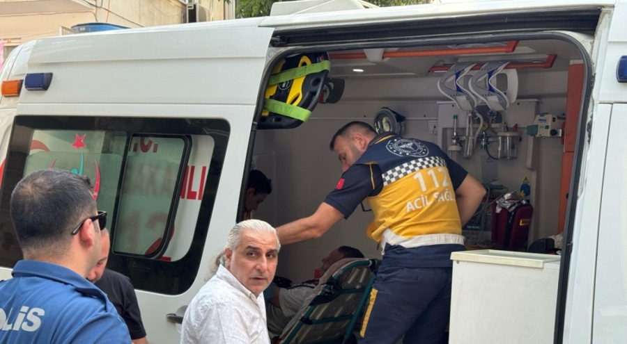 Bursa'da yolda yürürken boğazından bıçaklandı!
