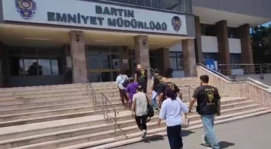 Fuhuş baskını! 9 kişilik çete çökertildi, 11 kadın kurtarıldı