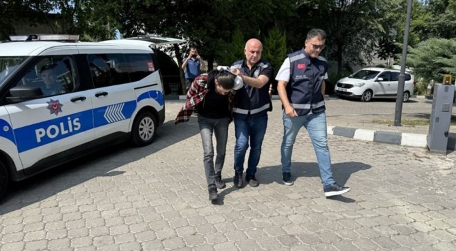 Çalışmasını istemediği sevgilisini dövdü